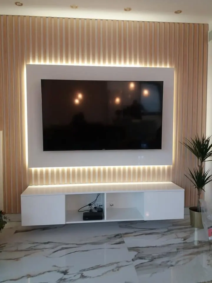 Zabudowa RTV z lamelami i podświetleniem LED – meble pokojowe na wymiar Kuchnie Chisel
